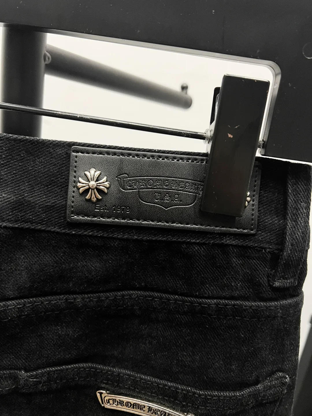 P210 Chrome Hearts Solid color black logo letter logo micro-flared straight-leg men's and women's jeans trousers Super modified leg shape A pair of magic pants with leg-drawing effect Chrome Hearts original washed stretch fabric Customized hardware logo Color: black Size: 28 30 32 34